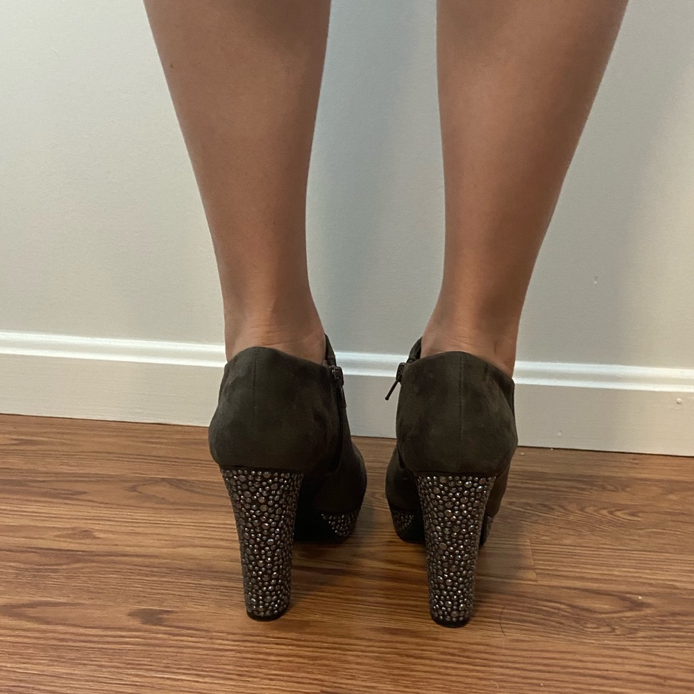 Gianni Bini brown suede heels - Picture 2 of 8